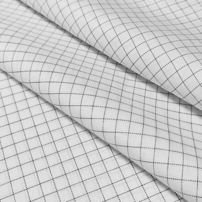 สีขาว 7MM Grid 65% โพลีเอสเตอร์ + 32% ผ้าใบ + 2% สายคาร์บอน T / C ESD ผ้ากันสแตติก สําหรับเสื้อผ้าห้องสะอาด