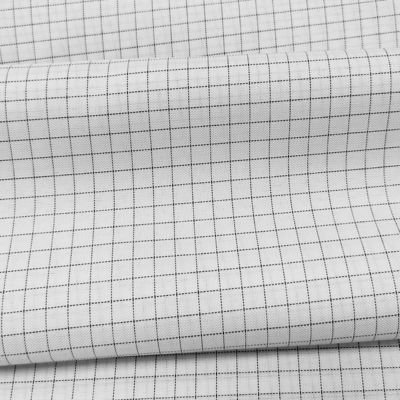 สีขาว 7MM Grid 65% โพลีเอสเตอร์ + 32% ผ้าใบ + 2% สายคาร์บอน T / C ESD ผ้ากันสแตติก สําหรับเสื้อผ้าห้องสะอาด