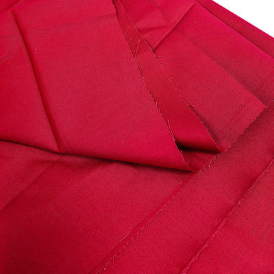 ผ้า ESD สีแดง มีประสิทธิภาพสูง กันสภาพอัดล้างไฟ เสื้อผ้าทํางานสําหรับสภาพแวดล้อมอุตสาหกรรม