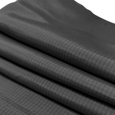 สีดํา 4mm Grid 33% ผ้าปูน 2% สายคาร์บอน สาย TC Antistatic สําหรับเสื้อผ้าทํางาน ESD