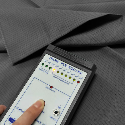 สีดํา 4mm Grid 33% ผ้าปูน 2% สายคาร์บอน สาย TC Antistatic สําหรับเสื้อผ้าทํางาน ESD