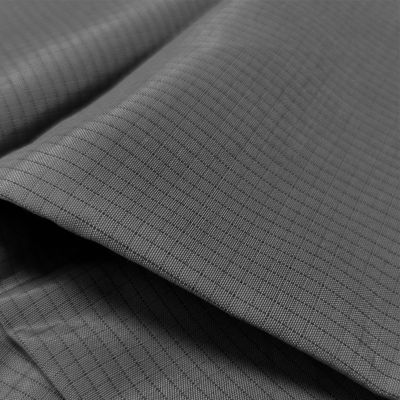 สีดํา 4mm Grid 33% ผ้าปูน 2% สายคาร์บอน สาย TC Antistatic สําหรับเสื้อผ้าทํางาน ESD