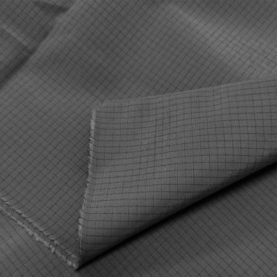 สีดํา 4mm Grid 33% ผ้าปูน 2% สายคาร์บอน สาย TC Antistatic สําหรับเสื้อผ้าทํางาน ESD