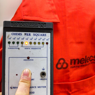 เสื้อกาวน์ห้องปฏิบัติการป้องกันไฟฟ้าสถิตสีแดงพร้อมกระดุมสแน็ป